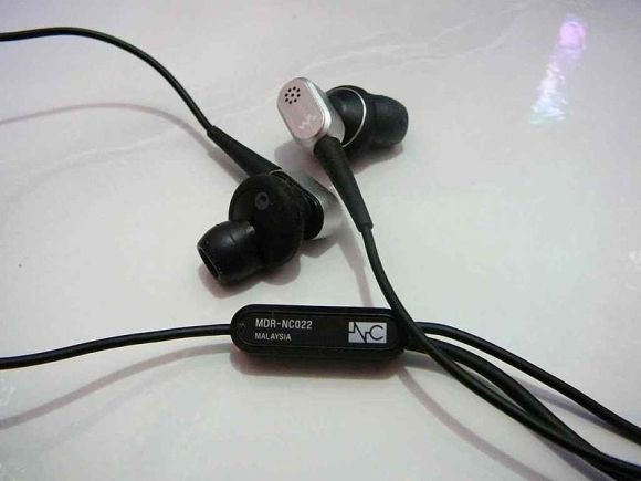 800px-Sony_In_Ear_Noise_Cancelation_Headphone-580x435.jpg