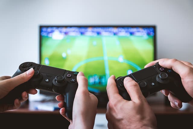 YouTube vs Twitch: The Battle Between the Biggest Streaming Services