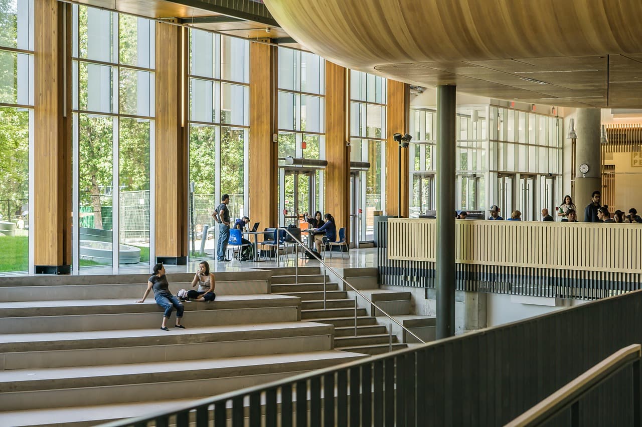 Essay vs. Date: Tips for Balancing College and Relationship