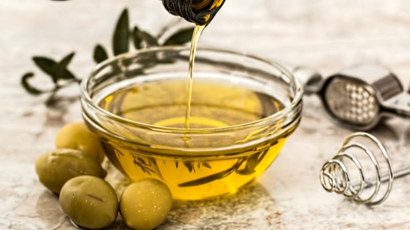From Ancient Wisdom to Modern Trend: Navel Oiling or Pechoti Explained!