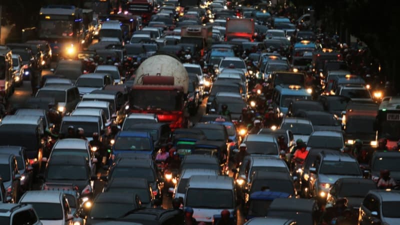Traffic Trickery: Is Flashing Your Headlights to Avoid Tickets Really Illegal?
