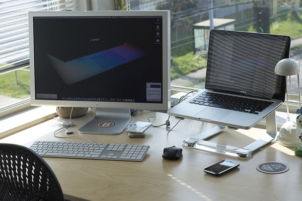 mac cinema display Inspirational Workspace: 60 Awesome Setups