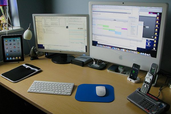 mac iphone ipad desk space Inspirational Workspace: 60 Awesome Setups