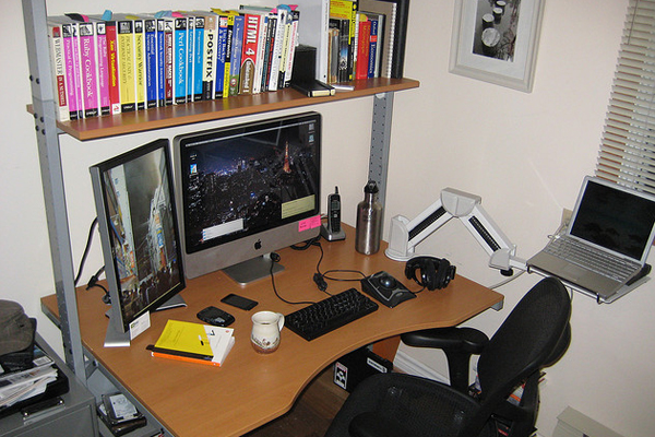 macintosh desk books Inspirational Workspace: 60 Awesome Setups