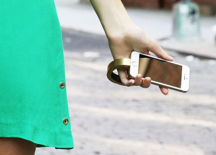 Qbracelet stylish smartphone charger 1
