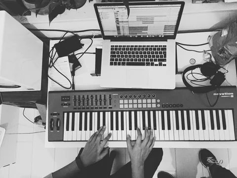 How to Choose the Right Keyboard Stand for Your Small Space Home Studio