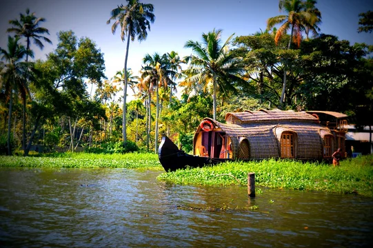What are the best places to visit in Kerala?