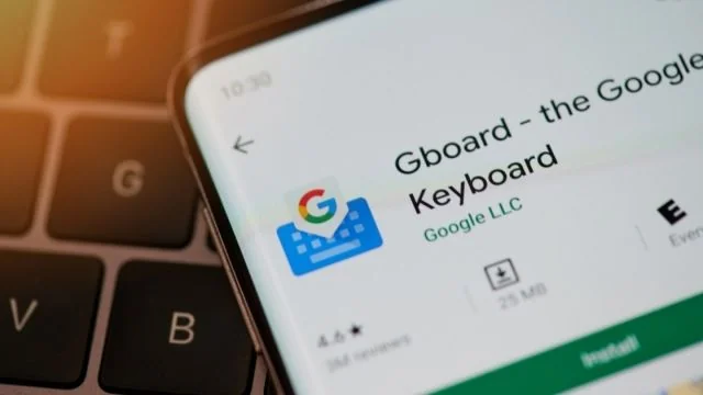 Gboard's Split Keyboard Beta:  Comfortable to type on Foldable Mobiles