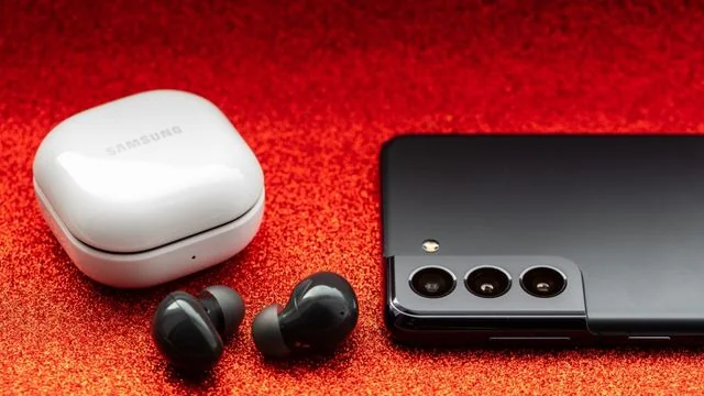 Samsung Galaxy Z Flip 4: Fashion-forward Foldable with Minor Modifications