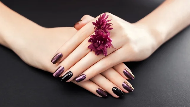 Chrome Nails: The Hottest Trend Revealed – Learn How to Use Chrome Nail Powder Now!