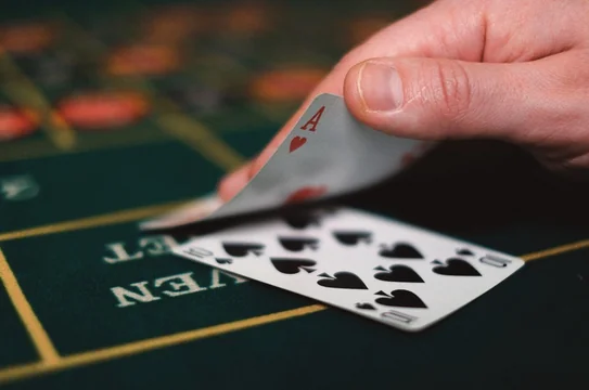 The Art of Bluffing: A Key Trait Among Card Table Game Players