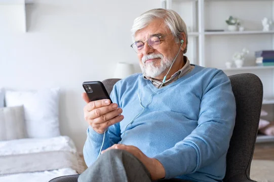 Navigating Smartphone Security for the Elderly