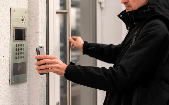 From Bulky to Sleek: Transitioning to a Minimalist Wallet Lifestyle