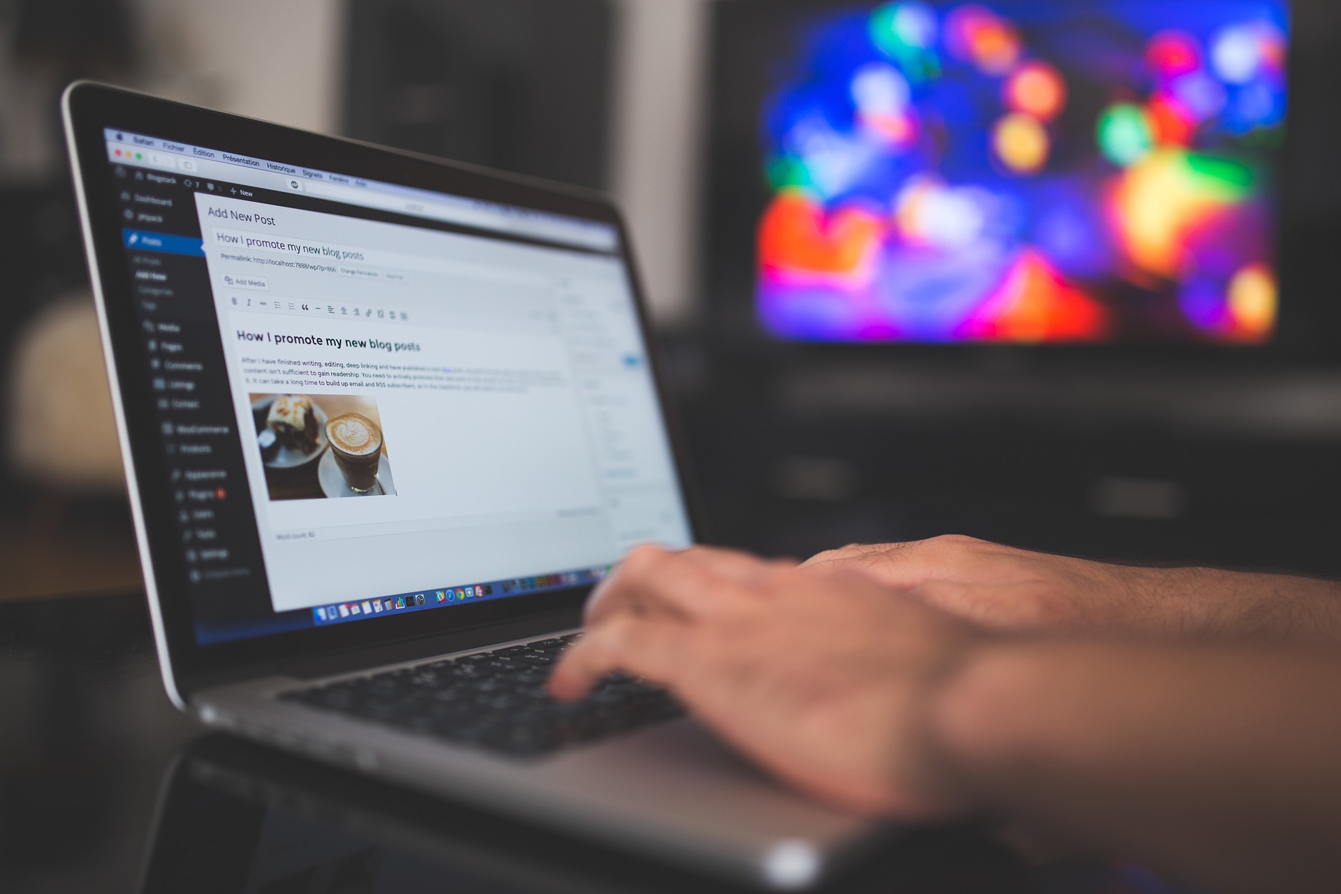 blogging-on-computer