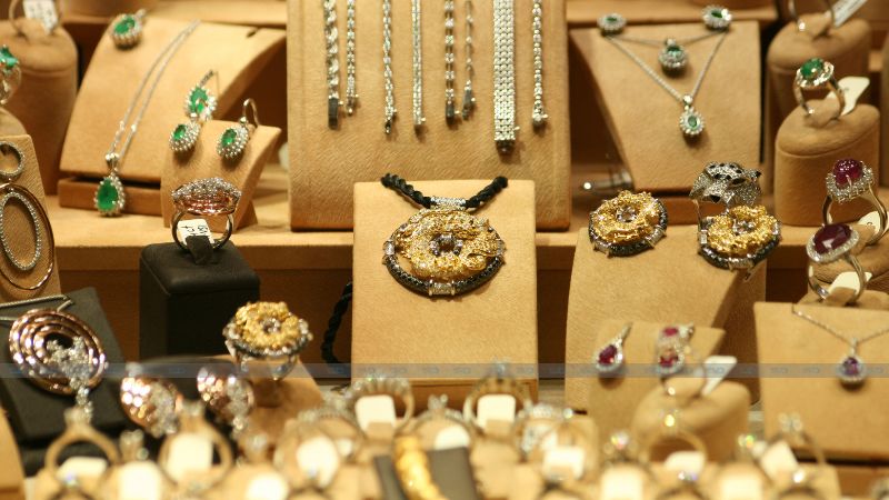Jewellery Essentials of Homemakers: The Balance between Traditions and ResponsibilitiesÂ 